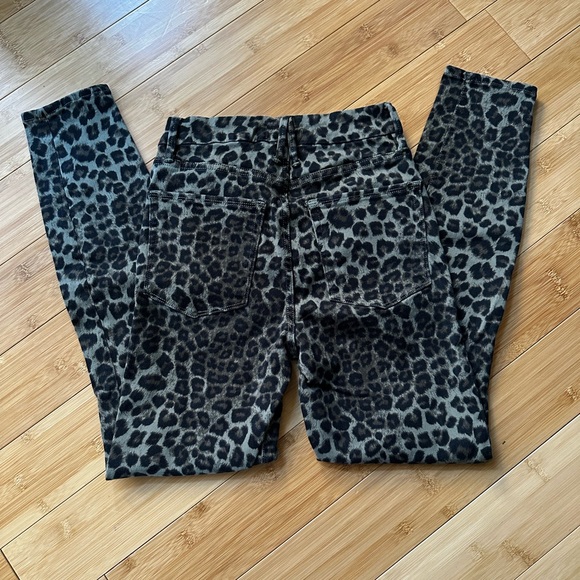 Good American Green Leopard Good Waist Crop Jeans 2/26 - Picture 3 of 4